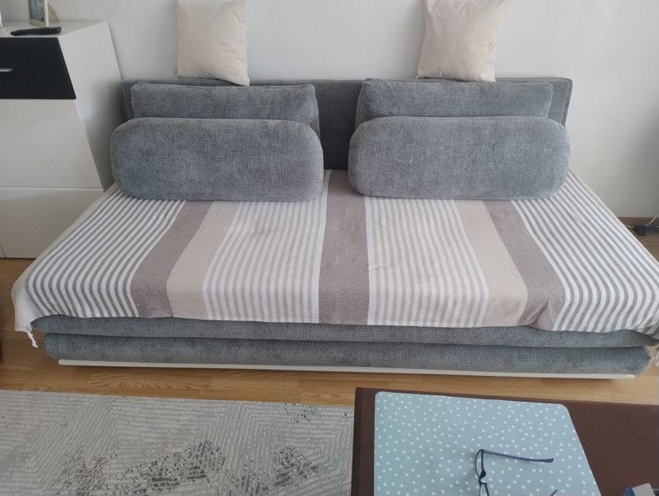 Vind canapea pentru zi, și pentru dormit.
