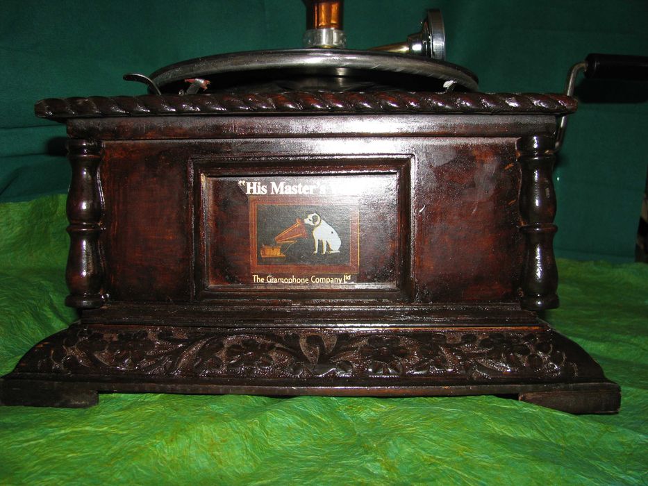 Грамофон с фуния - HMV - началото на 20 в -реплика