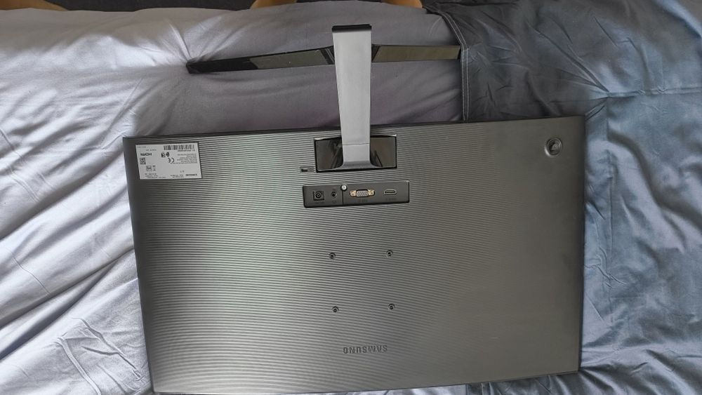 Продавам Samsung C27F390FHU