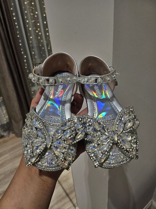 Продам детские туфли нарядные