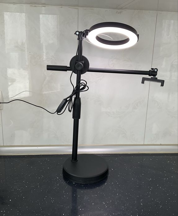 Держатель с осветительной лампой для съемки на телефоне