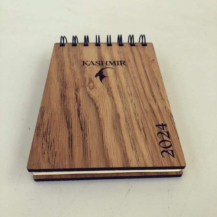 Персонализиран тефтер с дървени корици Лазерно Гравиран