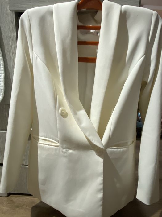 Пиджак белый стильный.