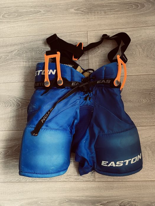 Хоккейный шлем и шорты