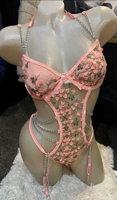 Body sexy cu lanturi si broderie