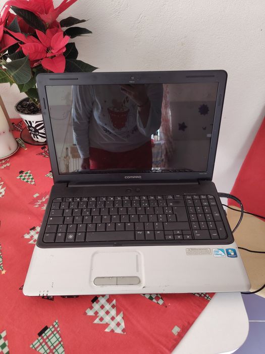 Laptop Compaq negru cu gri