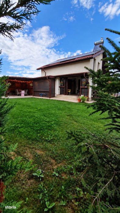 Casă cu 5 camere, 1 etaj, garaj, beci si panouri 477mp în Berceni