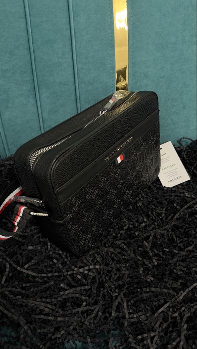 Барсетки от бренда Tommy Hilfiger