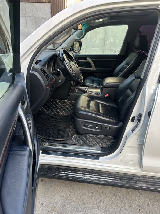 Toyota Land Cruiser 200