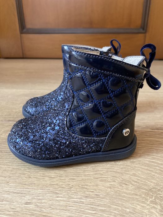 Vând cizmulițe  Melania noi pentru fetițe din piele