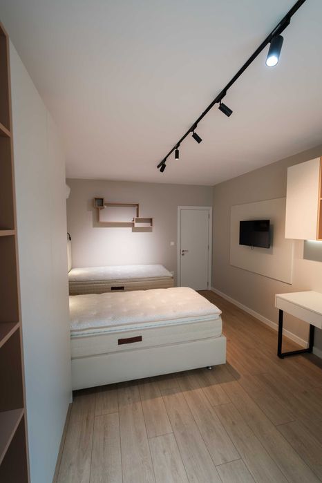 Продава се обзаведен тристаен апартамент