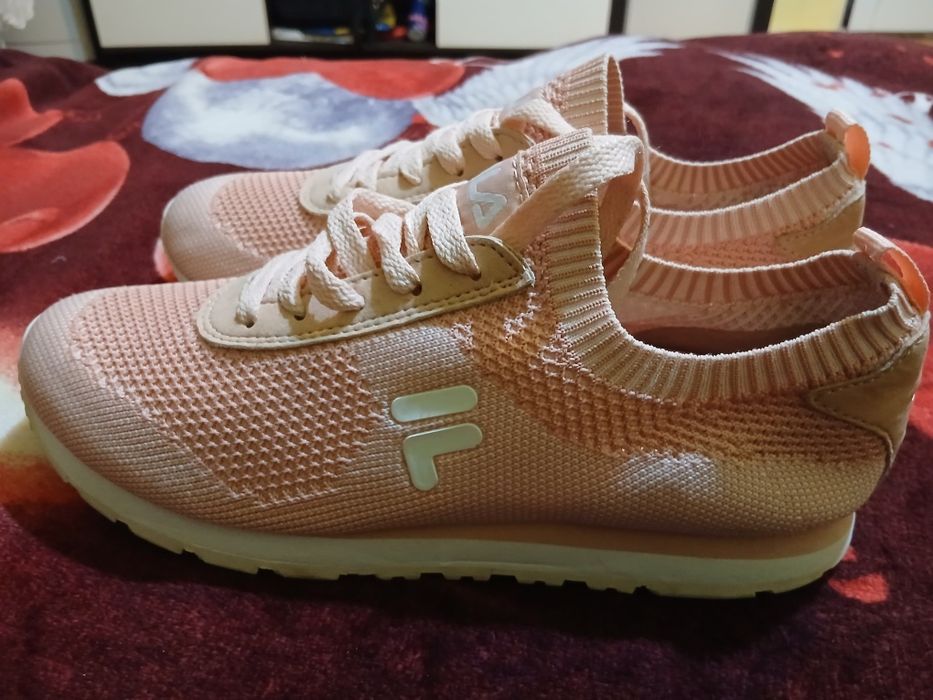 Vând urgent adidași fila mărimea 39