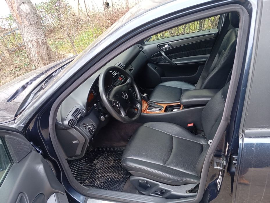 Vând Mercedes-Benz C-Class W203,