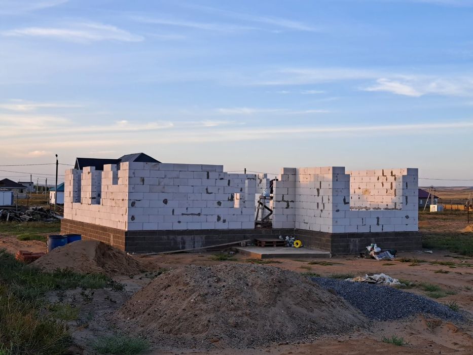 Продам не достроиный дом в Акшат3