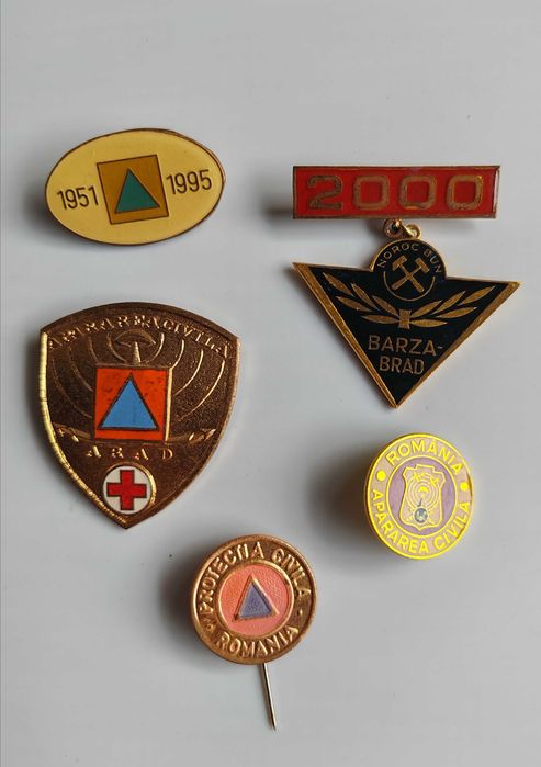 Lot 5 insigne vechi românești – Protecția Civilă / Apărarea Civilă și Minerit (Barza-Brad)