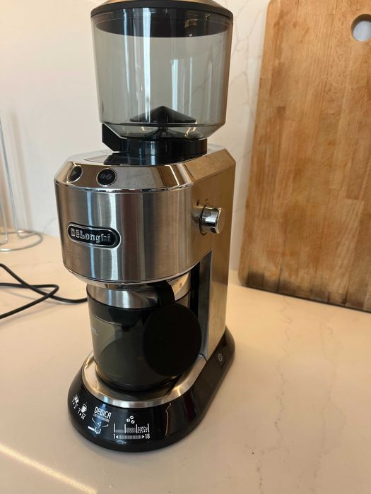 Кафемелачка Delonghi Dedica