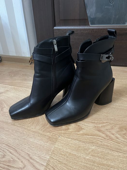 Срочно продам демисезонную ботинку.