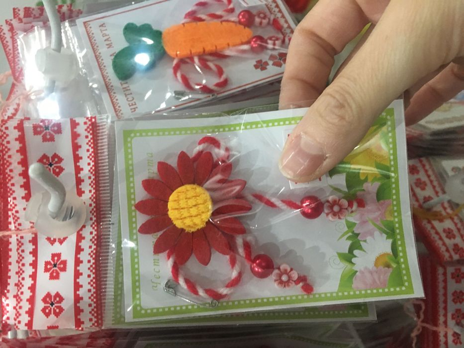 Мартеници ръчна изработка - метли, подкови, брошки, за закичване