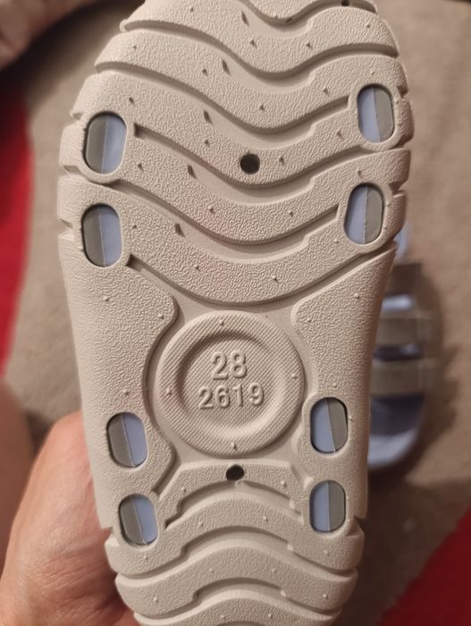 Продам сандали новые