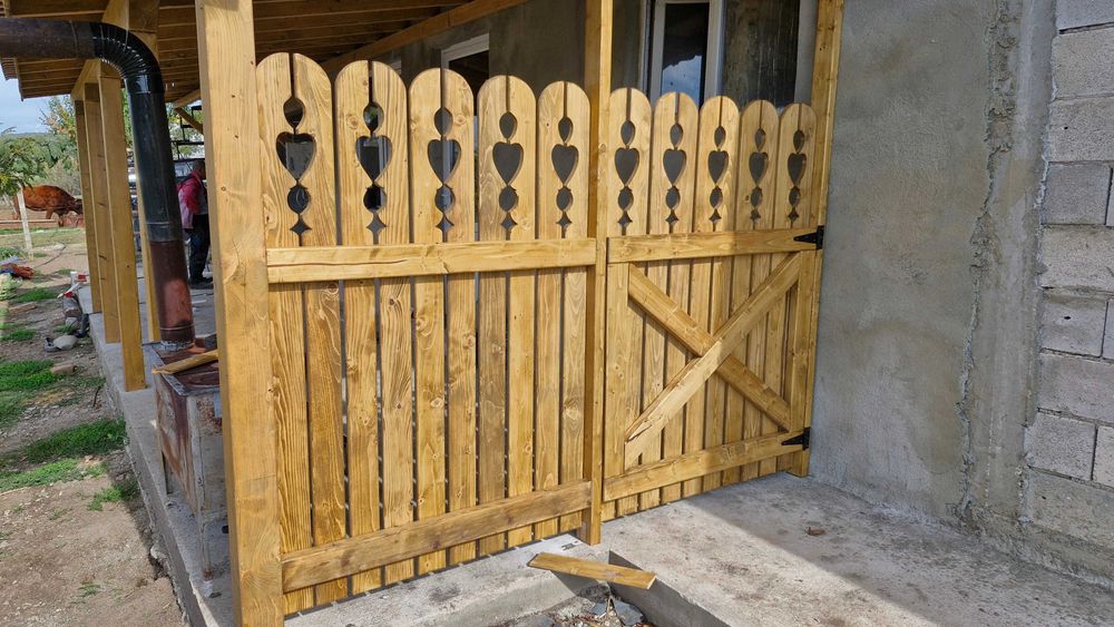 Изработвам дървени парапети, огради, порти, облицовки, декорация