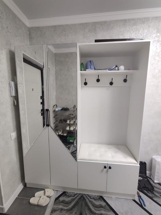 Прихожка ақ түсті