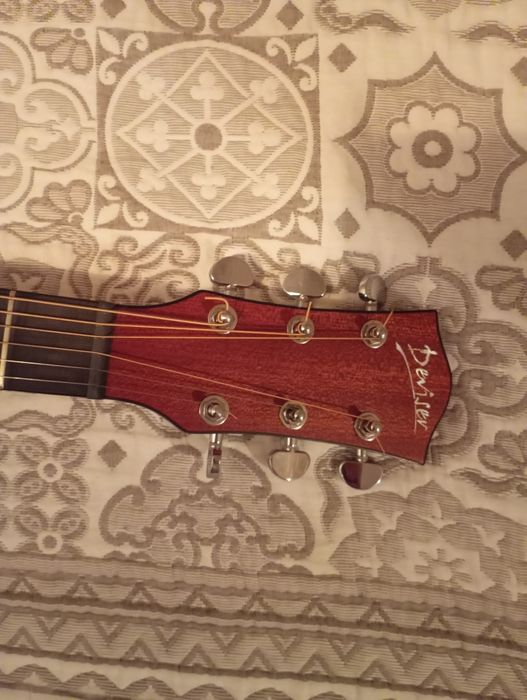 Продам акустическую гитару