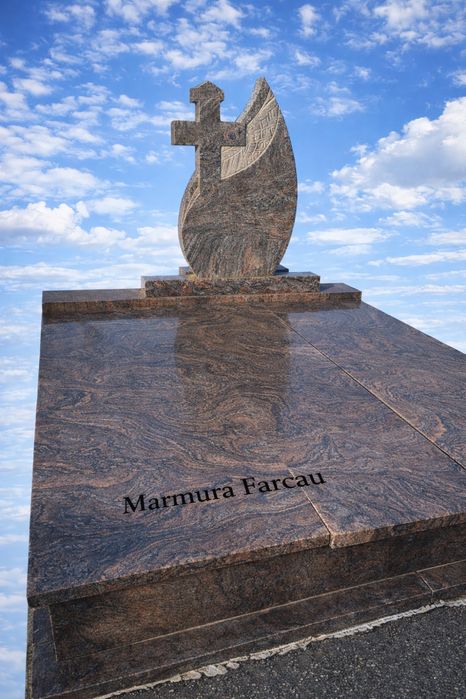 Monument funerar din marmură / granit – realizare la comandă