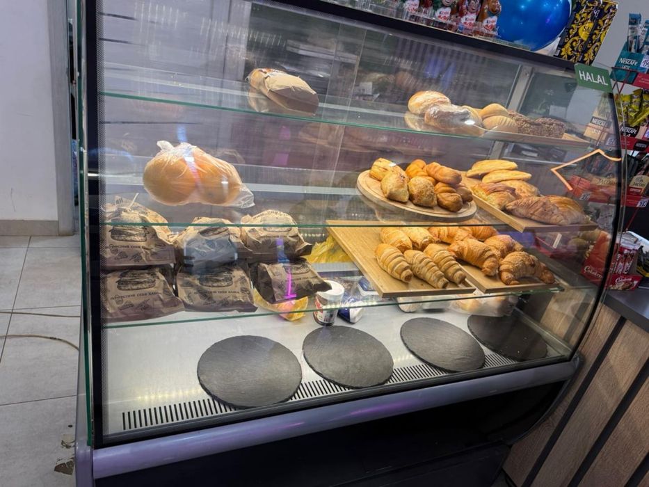 Продается напольная холодильная витрина Carboma