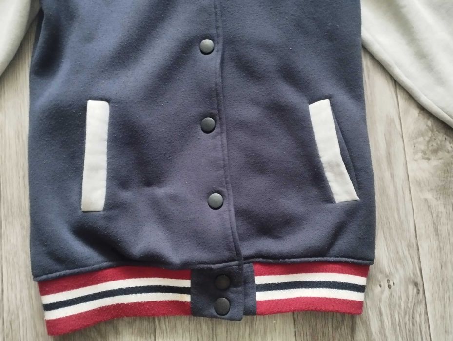 Кофта-бомбер на 9-11 лет.