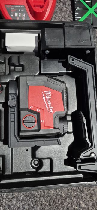 Milwaukee nivela cu linii