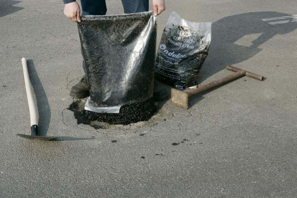 Холодный асфальт в мешках