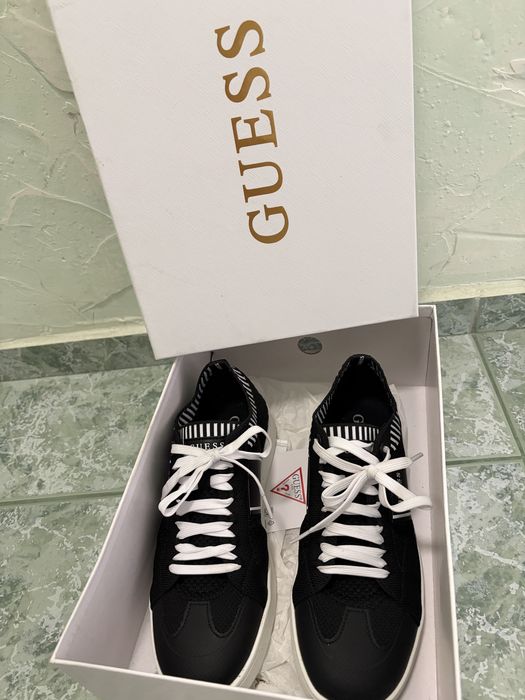 Сникърси Guess.