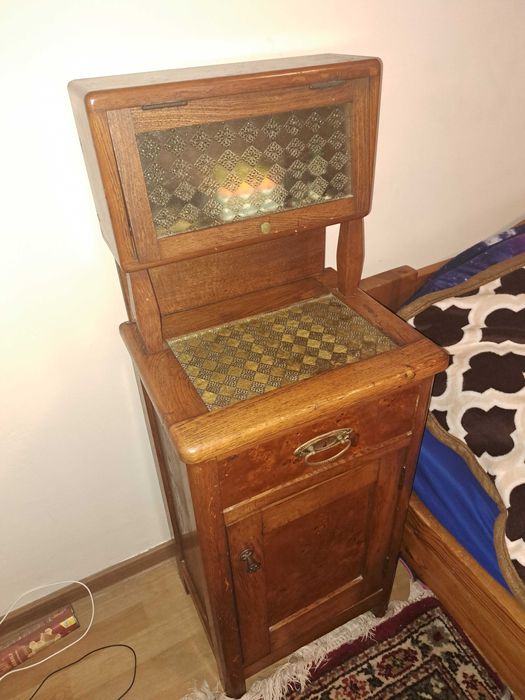 Mobilă din lemn de nuc