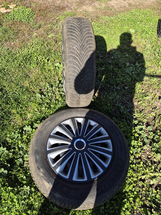 Vând 4 roti de tablă cu cauciucurile pe ele 205/65/R16 de iarna Michel