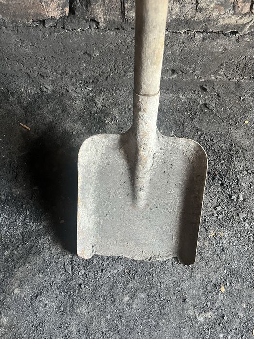 Продам две лопаты каждая 1500