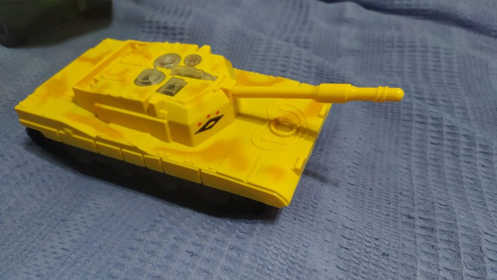 Набор игрушечных танков, в хорошем состоянии