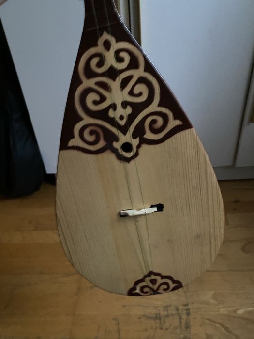 Домбра в хорошем состоянии