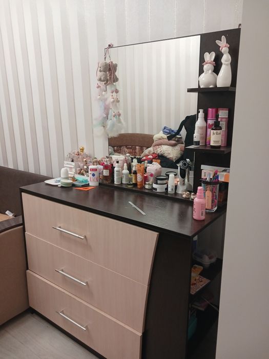 продам комод с зеркалом