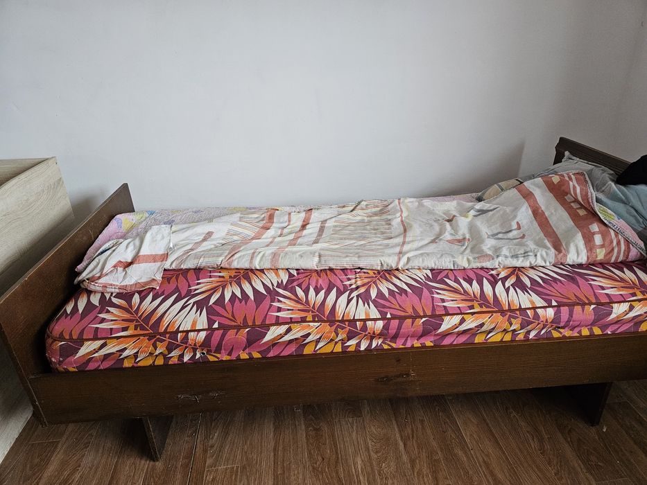 Кравать с матрацам ,диван