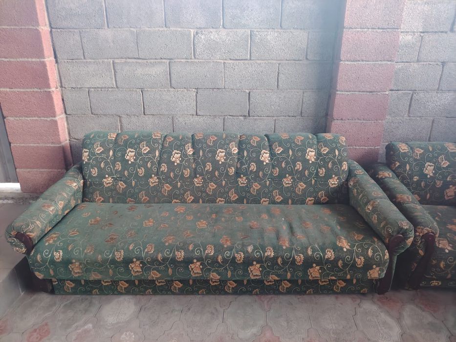 Продам диван с двумя креслами