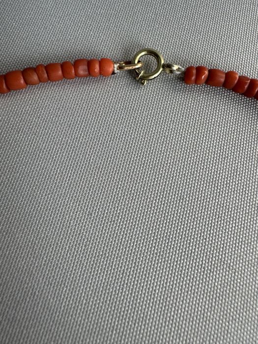Colier lucrat manual din coral, perle si aur 9 k