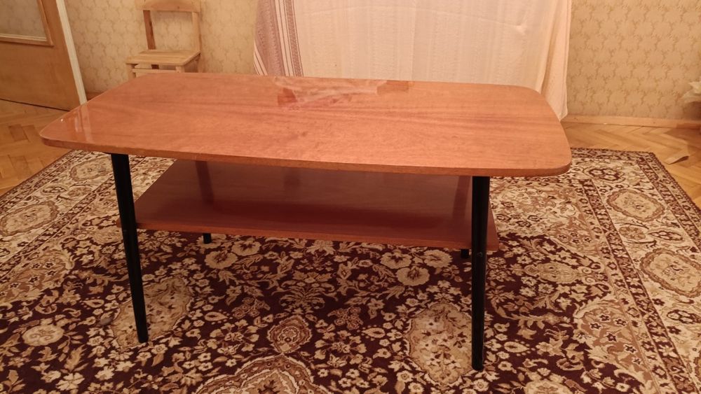 Холна маса, ретро. Лакиран и полиран фурнир, заоблени ъгли на плота.