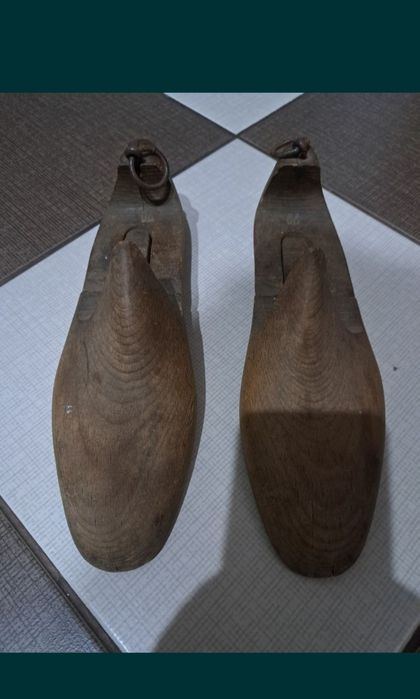 Papuci din lemn masiv.