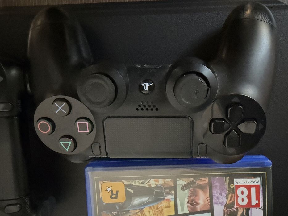 PS4 Pro 1TB + 2 Controllere + Joc GTA V