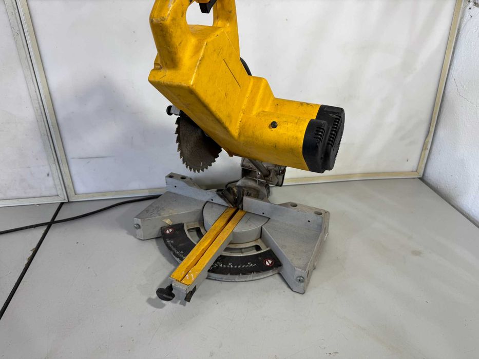 Циркуляр пендула - Dewalt 1200W / 216mm