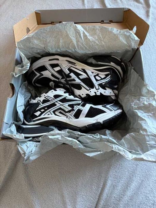 Balenciaga Runner Black White