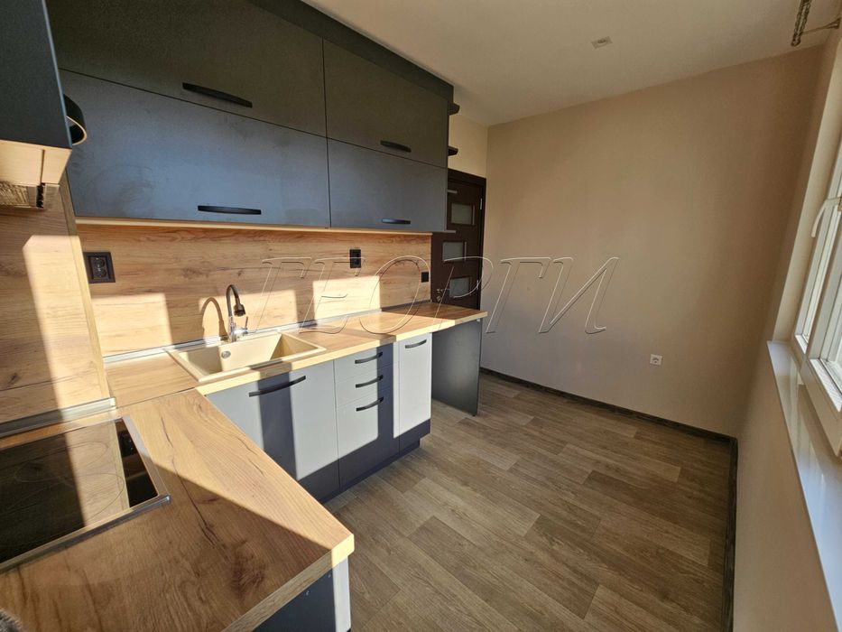 Давам под наем тристаен необзаведен 60кв.м.  ул. Царевец