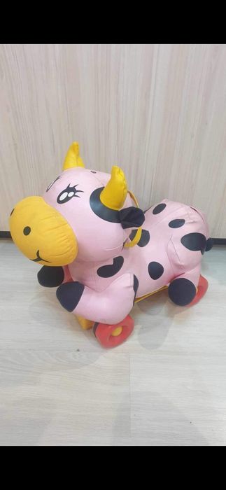 Музикална кравичка за бутане с крачета