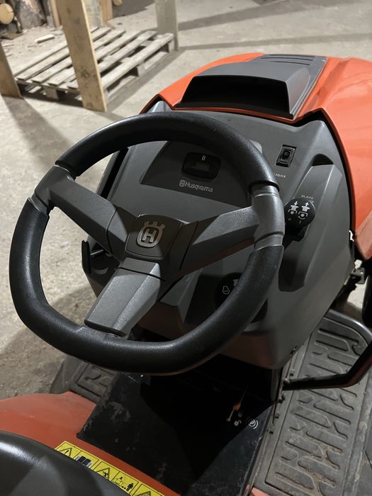 Vând tractoraș de gazon Husqvarna CTH 200