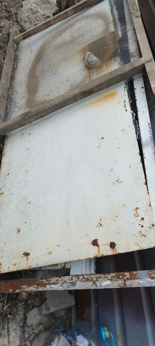 Дверь железный не дорого продаем.